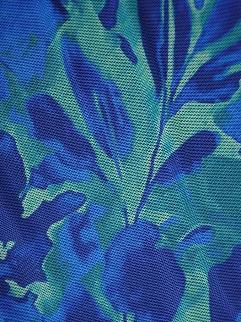 Elegancka sukienka trapezowa midi w zielono-granatowy print – fason tuszujący biodra z mankietami 38365