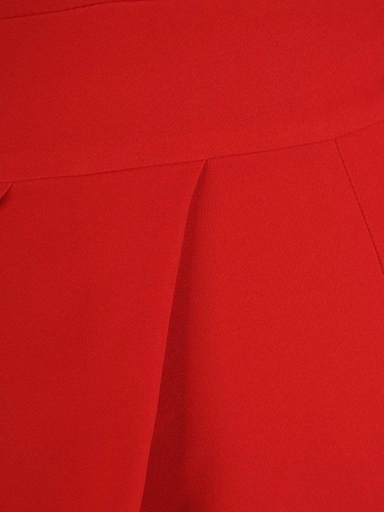 Elegancka czerwona sukienka ołówkowa midi z rękawem 3/4 – pionowe zaszewki optycznie wysmuklające postać 19334