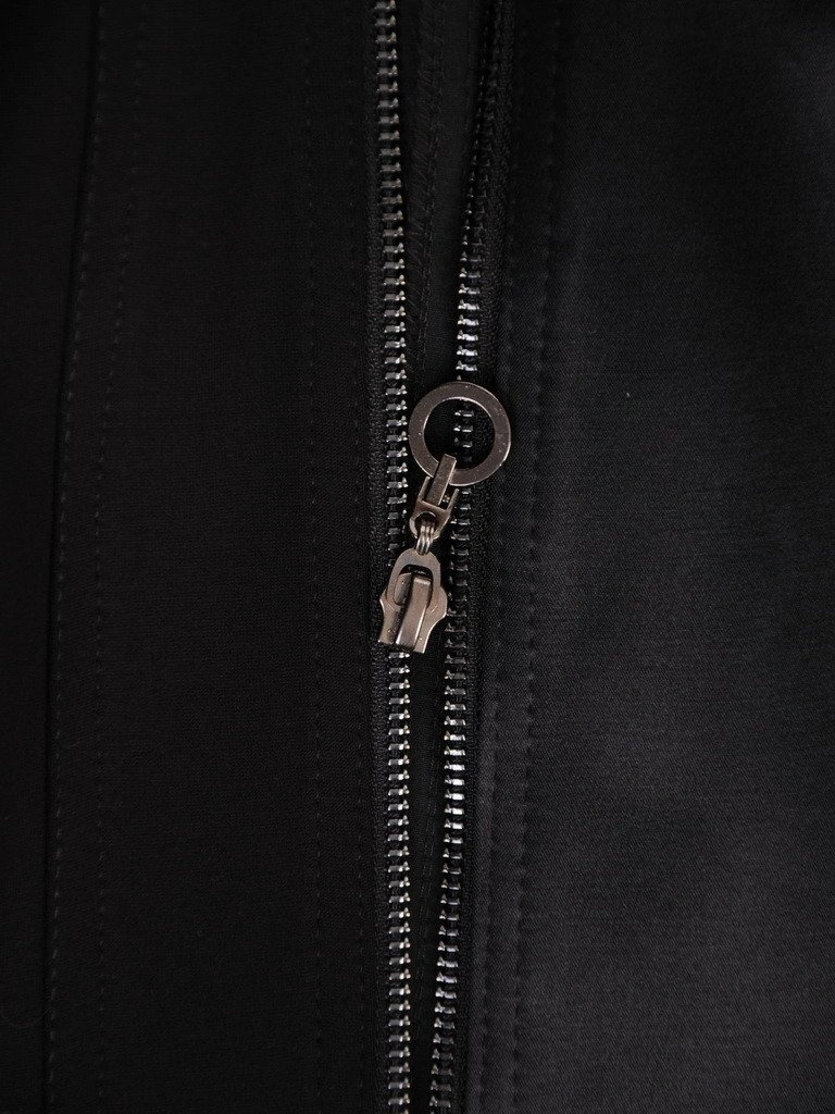 Elegancka czarna sukienka biznesowa z rękawem 3/4 – prosty fason z ozdobnym kołnierzykiem 18566