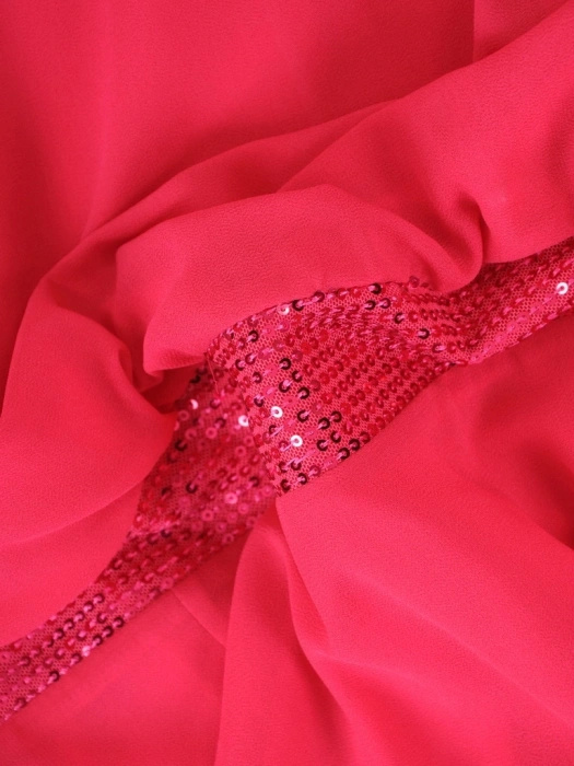 Elegancka amarantowa sukienka midi – prosty fason z cekinami i kimonowym rękawem 37782