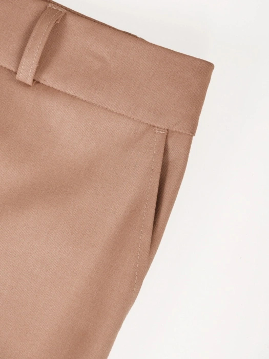 Eleganckie spodnie damskie camel o prostym kroju – wygodny fason z kieszeniami wysmuklający nogi 41446
