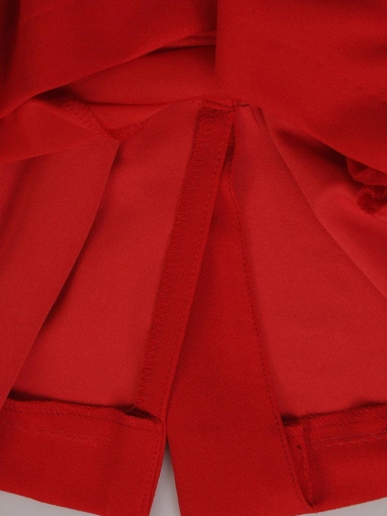 Czerwony kostium damski na wesele o prostym fasonie – zwiewne okrycie i modelujące przeszycia 20911
