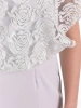 Elegancka sukienka midi w kwiaty na wesele – prosty fason w gołębim odcieniu 32632