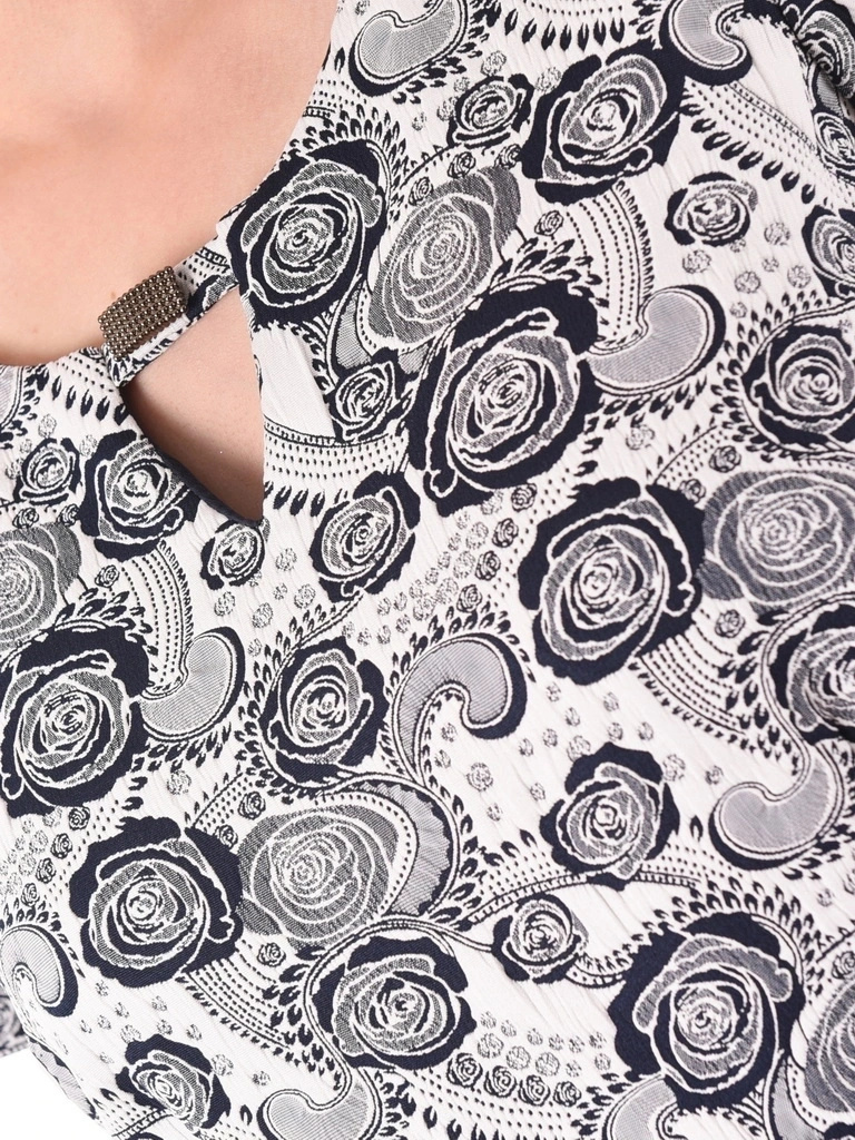 Elegancka garsonka na wesele z rozkloszowaną sukienką w kwiaty – kobiecy krój z broszką 39881