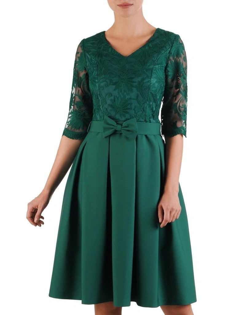 Elegancka zielona sukienka rozkloszowana na wesele – kobiecy krój z rękawem 3/4 i kokardą 23128