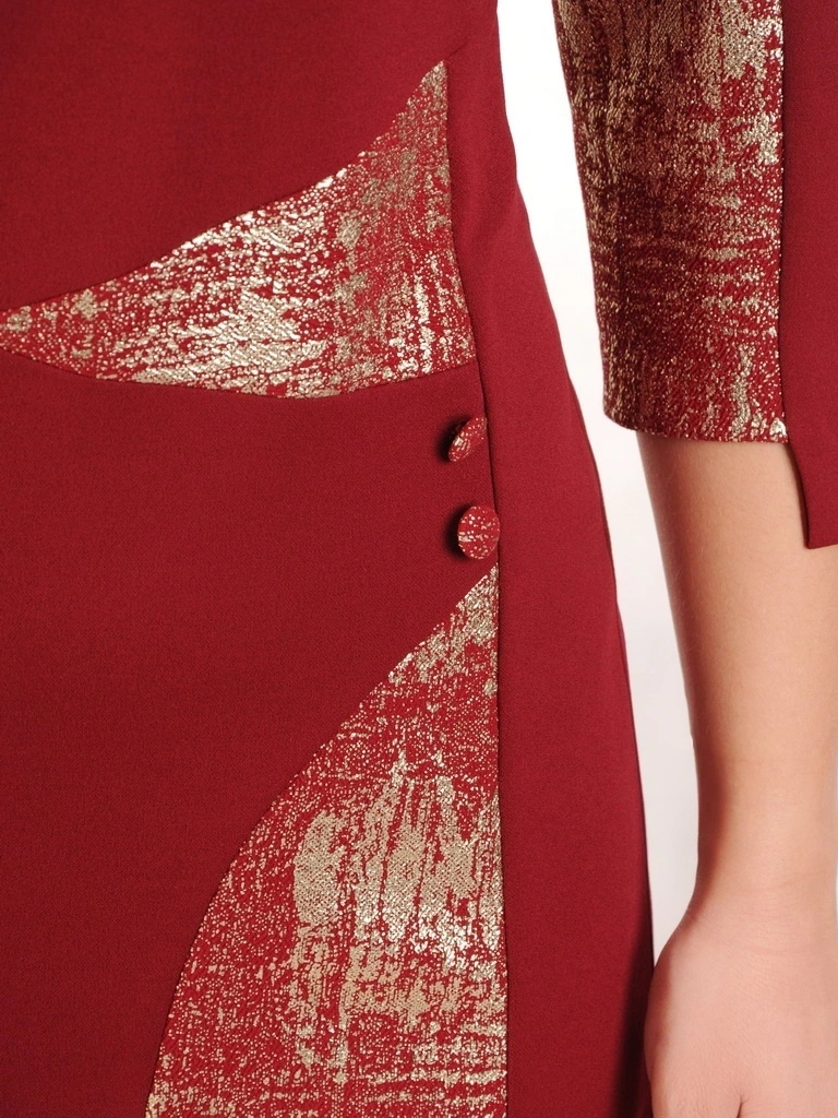 Elegancka bordowa sukienka koktajlowa ze złotymi wstawkami – prosty fason z rękawem 3/4 31405