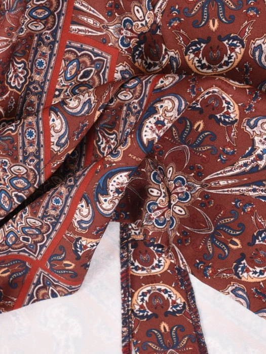 Prosta sukienka midi w wzory beżowo-brązowe – elegancki model z kołnierzykiem i paskiem 40390