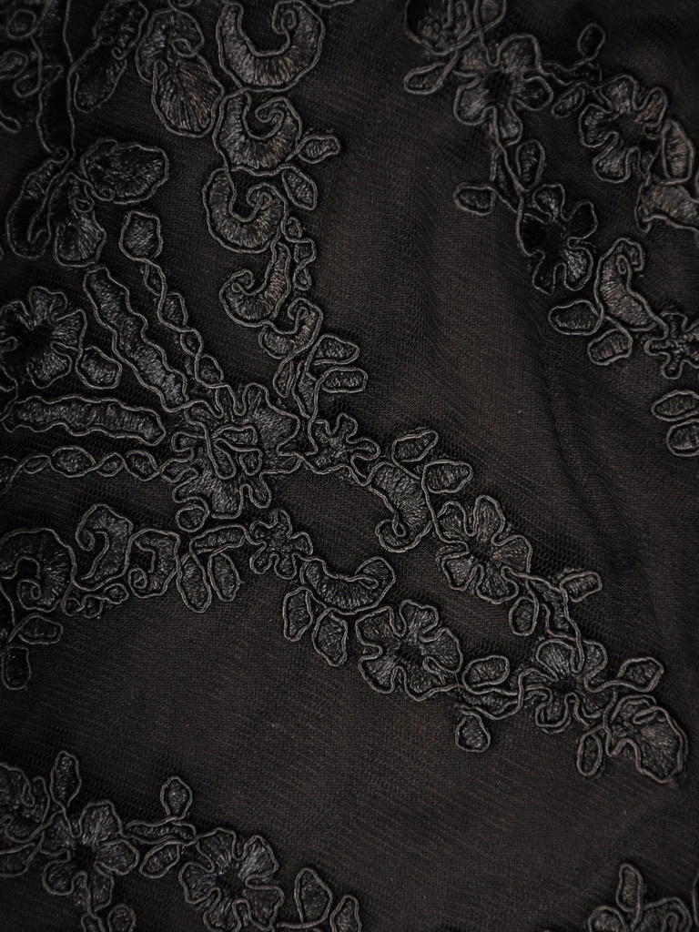 Rozkloszowana czarna suknia wieczorowa na sylwestra – elegancki fason maxi z koronkową górą 30731