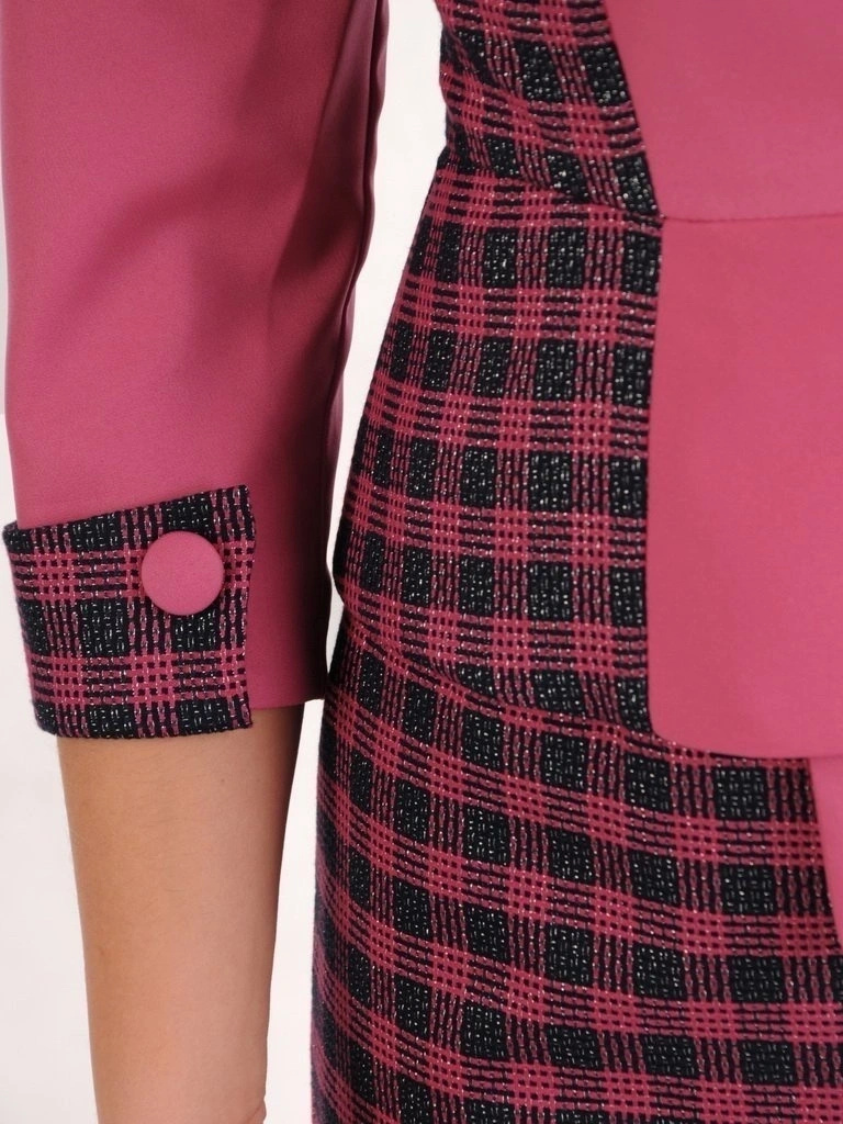 Elegancka sukienka wizytowa midi w kratę – prosty fason z dekoltem w serek i baskinką 28859