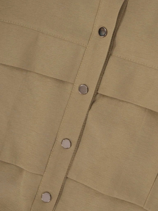 Wiskozowa sukienka khaki o prostym kroju – maskująca narzutka z ozdobnymi guzikami 29648
