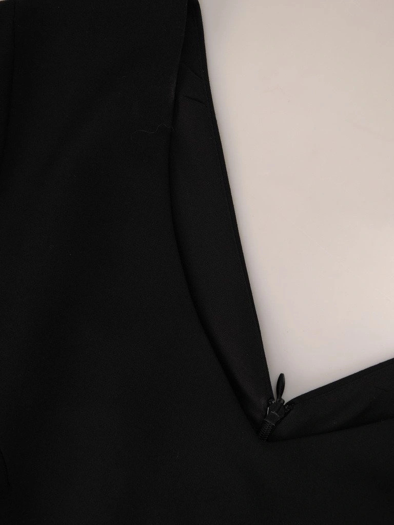 Elegancka czarna sukienka koktajlowa midi – prosty krój z wyszczuplającymi przeszyciami 18899