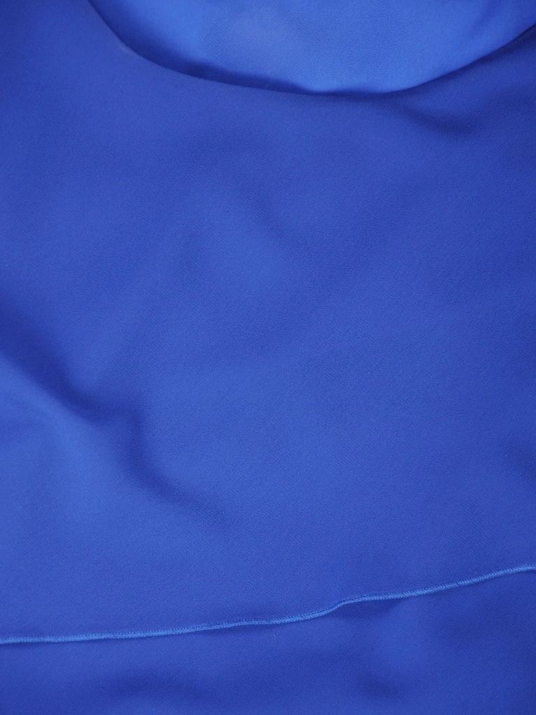 Elegancka chabrowa sukienka trapezowa midi – falbany na rękawach i luźny fason 35219