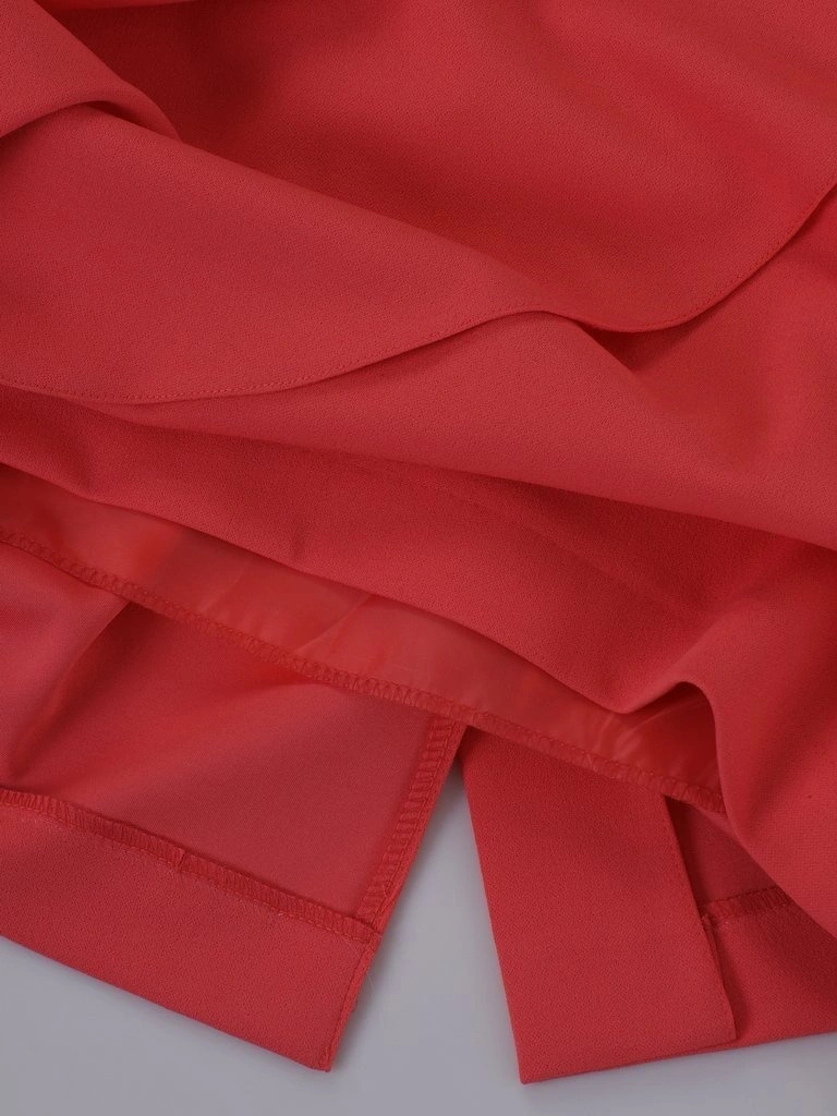 Koralowa sukienka midi z kopertowym dekoltem – prosty krój z eleganckimi zakładkami 7079