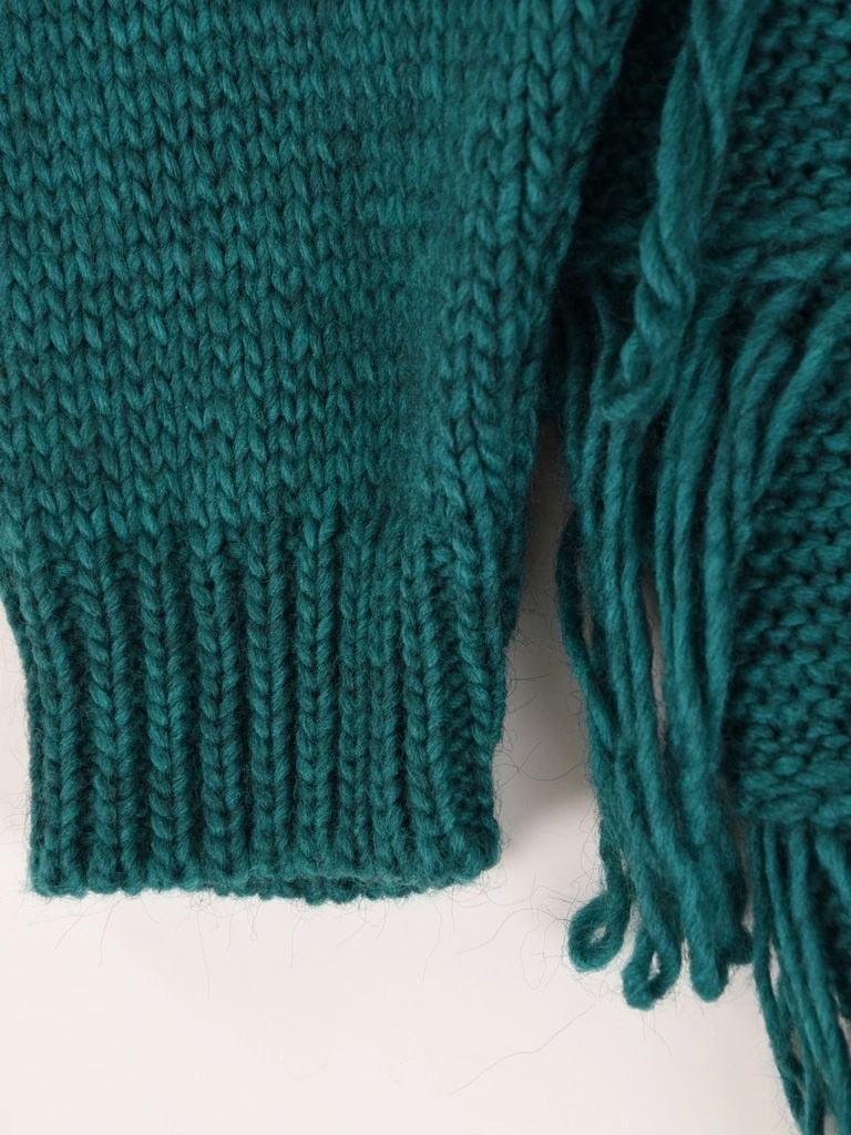Elegancki sweter damski rozpinany w odcieniu butelkowej zieleni – luźny fason z frędzlami 40460