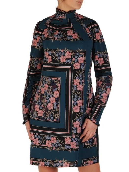 Elegancka sukienka trapezowa w kwiaty z długim rękawem – wyszczuplające zaszewki i pasek akcentujący talię 18901