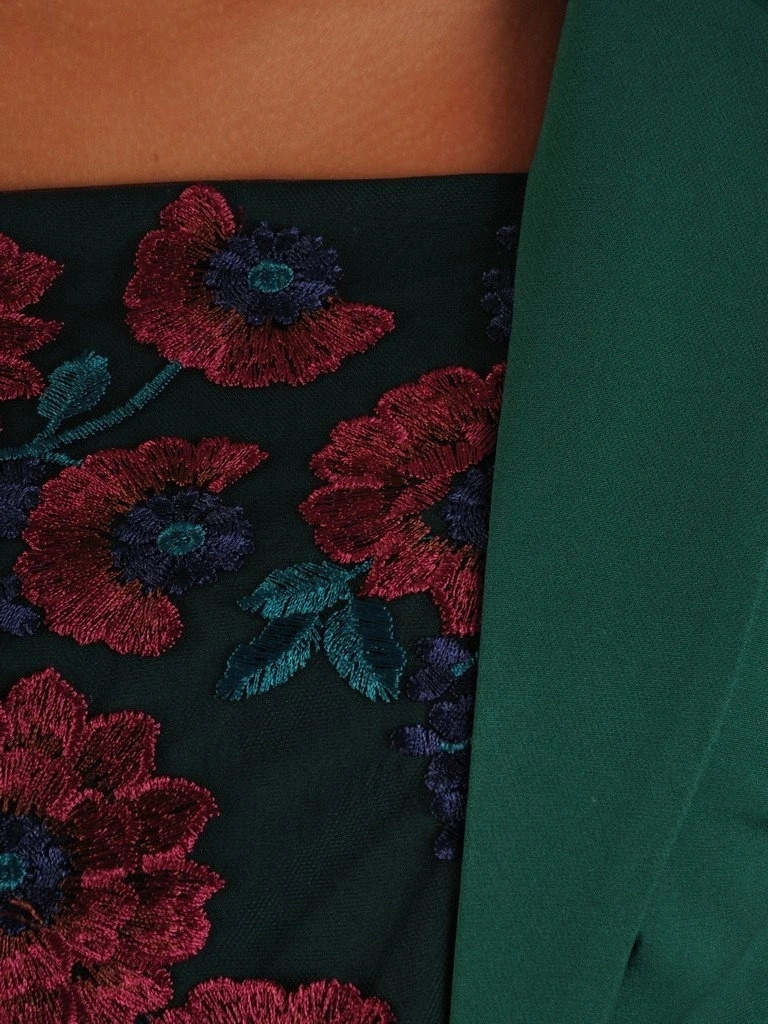 Zielona sukienka wizytowa w kwiaty – prosty fason wysmuklający z eleganckim kołnierzem 22078