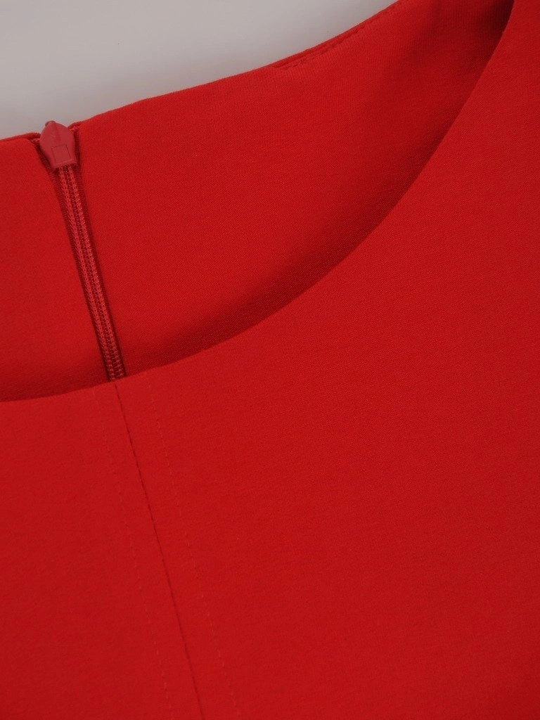 Elegancka czerwona sukienka midi o prostym kroju – modelujące sylwetkę przeszycia i ponadczasowy szyk 6481