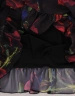 Czarna sukienka trapezowa w kwiaty z paskiem – kobiecy fason z falbanami i dekoltem łódka 16737