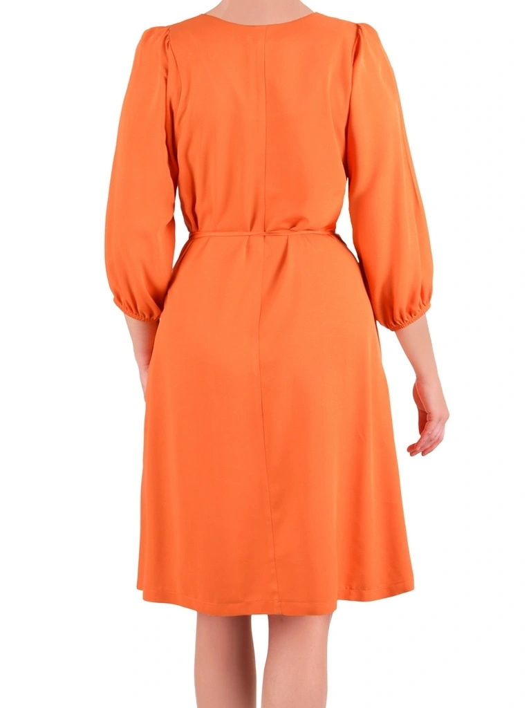 Jesienna sukienka damska trapezowa pomarańczowa – wysmuklający fason z dekoltem w serek 41536