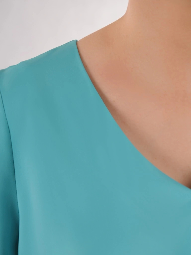 Elegancka miętowa sukienka rozkloszowana midi na lato – pionowe zaszewki wyszczuplające sylwetkę 35963