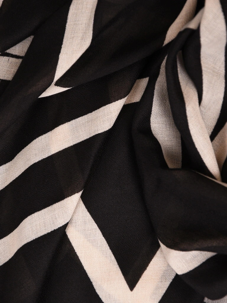 Czarny szal wizytowy w geometryczne wzory – ponadczasowy akcent rozświetlający cerę 40720