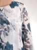 Wizytowa sukienka midi w kwiaty w odcieniach zieleni – prosty krój z asymetryczną narzutką 35509