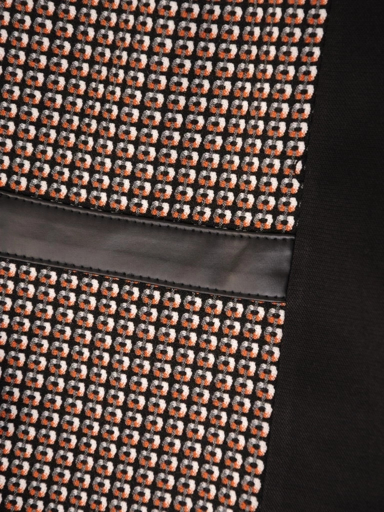 Elegancka sukienka do pracy w kratę o prostym kroju – wysmuklający fason z dekoltem w łódkę 31610