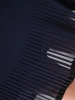 Prosta granatowa sukienka midi z plisami i rękawem 3/4 – elegancki krój wyrównujący proporcje 38724