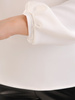 Biała bluzka z ozdobnym haftem na dekolcie 31535