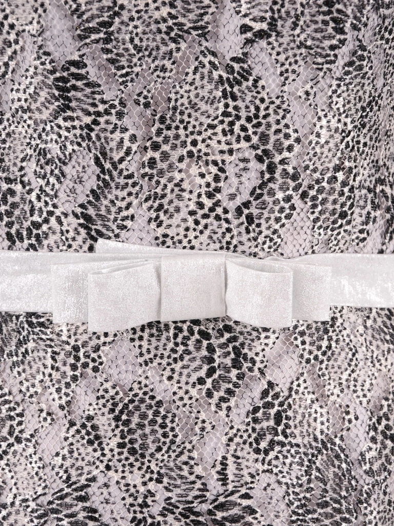 Elegancka sukienka rozkloszowana midi z rękawem 3/4 – stylowy czarno-biały wzór z paskiem w talii 37665