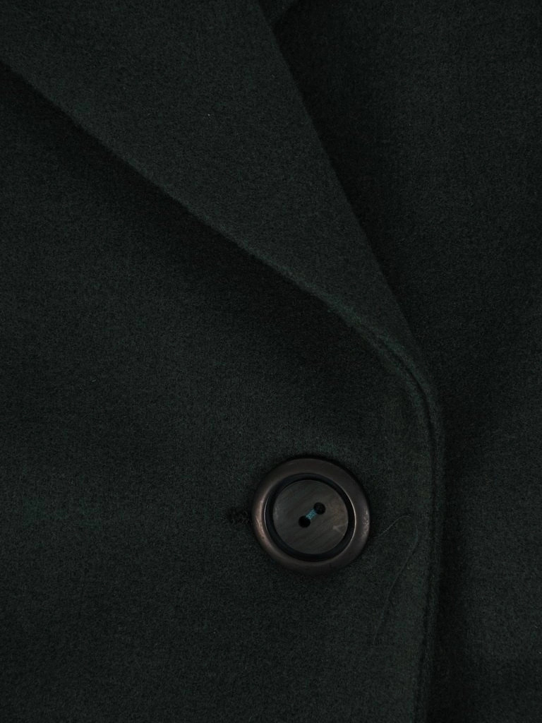 Elegancki płaszcz zimowy damski butelkowa zieleń – prosty fason z paskiem modelującym talię 27230