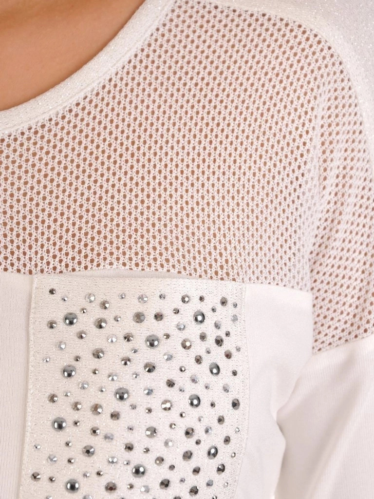 Elegancka biała bluzka o prostym kroju z rękawem 3/4 – efektowne zdobienie dżetami i swoboda noszenia 27857