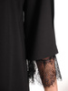 Czarna sukienka trapezowa z wydłużonym tyłem z ozdobnymi rękawami 32144
