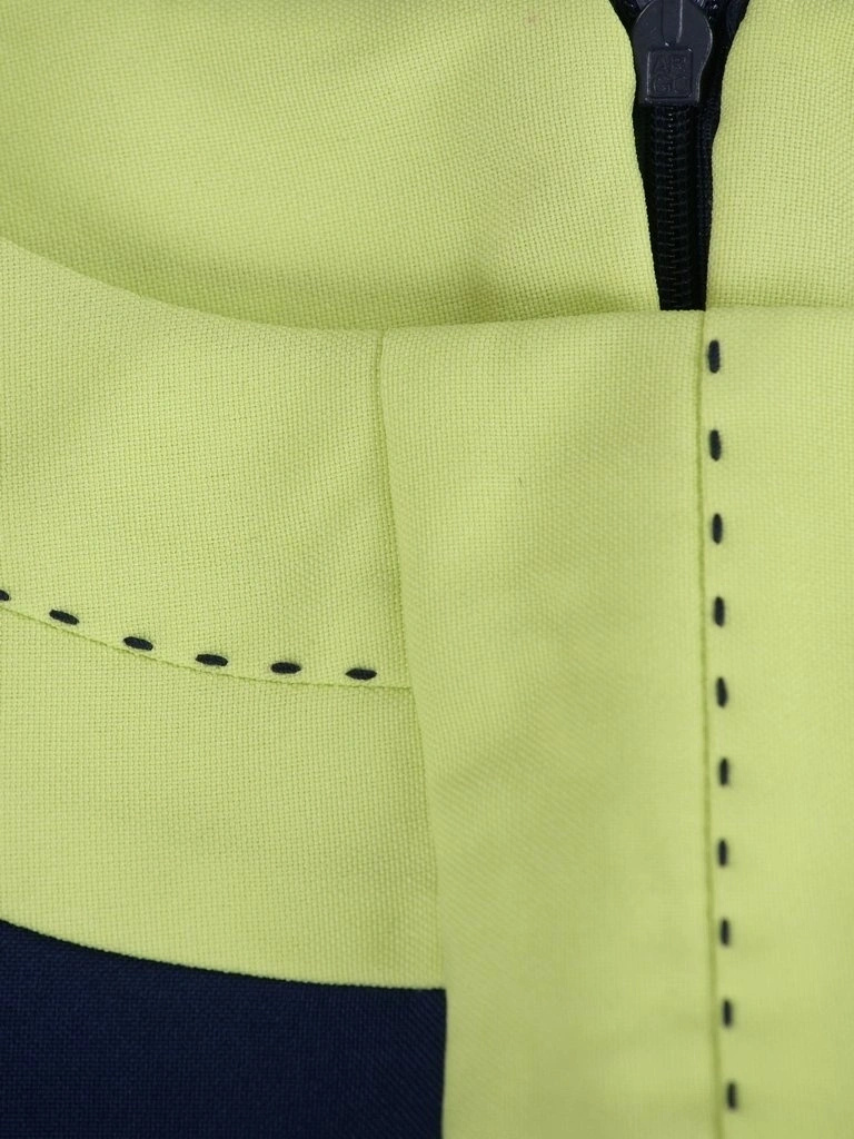 Elegancka granatowa sukienka midi bez rękawów – prosty fason z bocznymi kieszeniami 3130