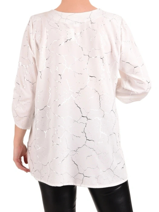 Elegancka bluzka plus size w bieli ze srebrnym motywem, dekolt V – z biżuteryjnymi guzikami i marszczonymi rękawami 3/4 41093