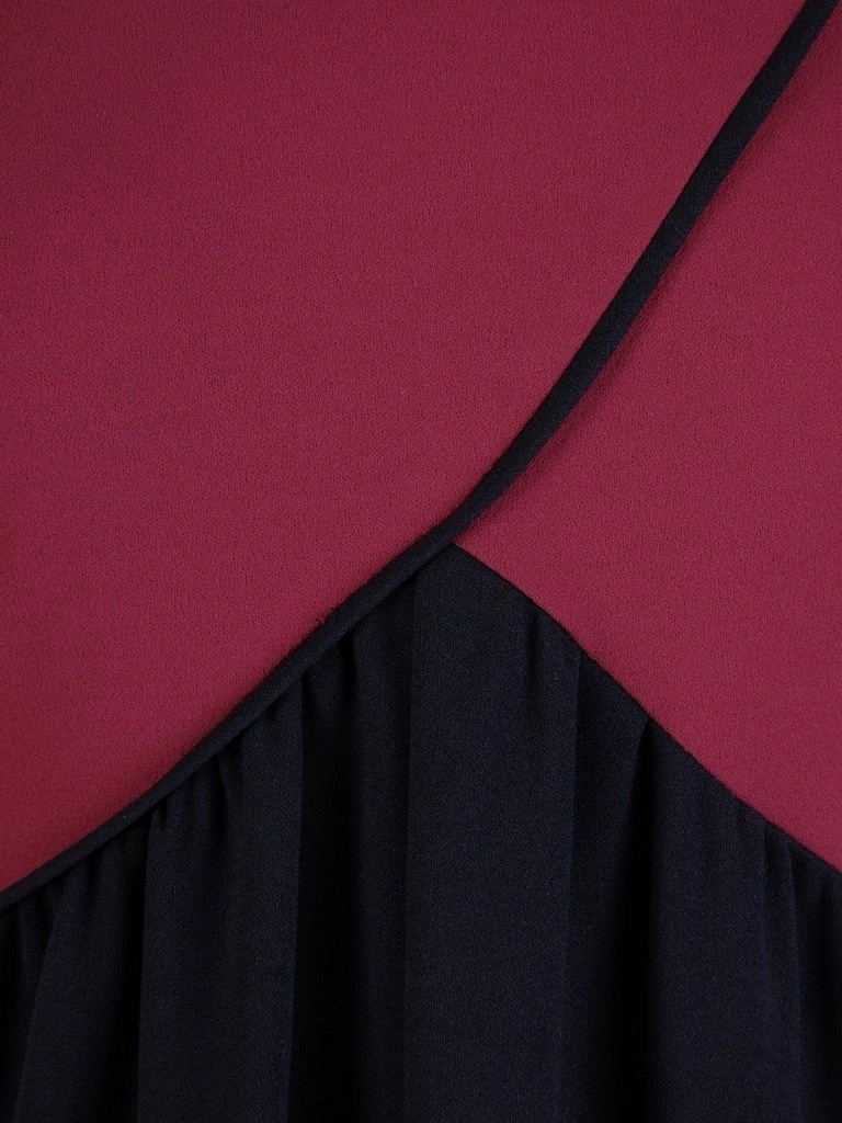 Granatowo-fuksjowa sukienka trapezowa midi – wysmuklająca kreacja wizytowa z dekoracyjną broszką i rękawem 3/4 28409