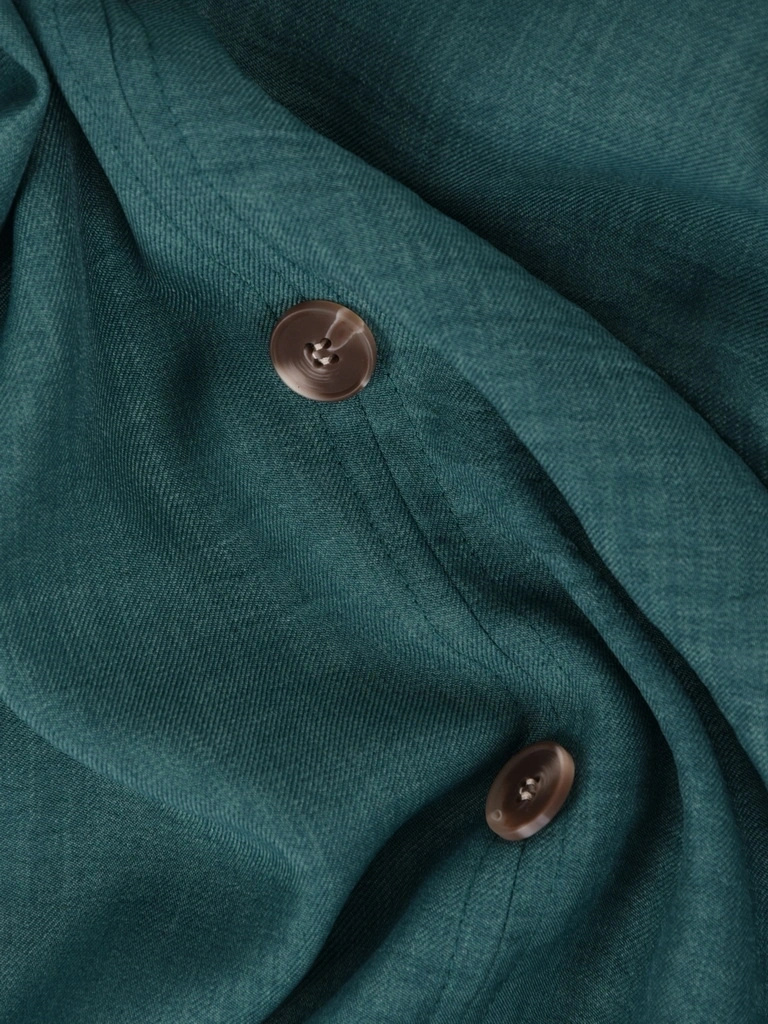Elegancka sukienka rozkloszowana butelkowa zieleń – wysmuklający krój z ozdobnym dekoltem 41717