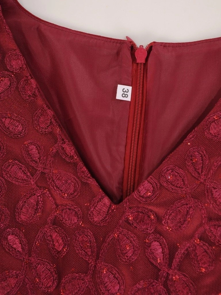 Elegancka garsonka na wesele bordowa – kobiecy zestaw z prostą sukienką i koronkowym żakietem 22280