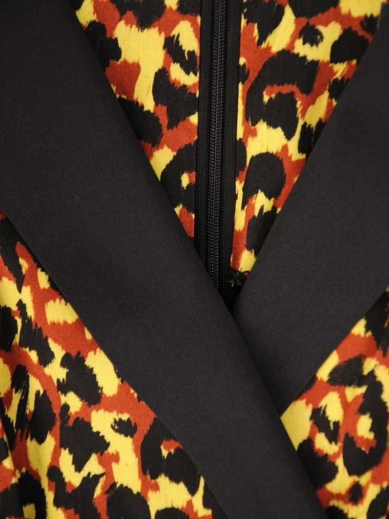 Wzorzysta sukienka midi z kołnierzykiem i paskiem – prosty krój akcentujący talię 33084
