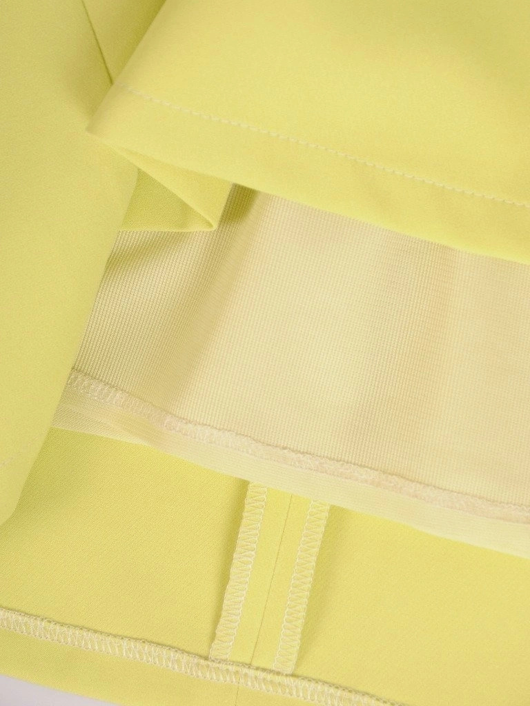 Wizytowa sukienka trapezowa w odcieniu limonki – model tuszujący biodra z krótkim rękawkiem 21111
