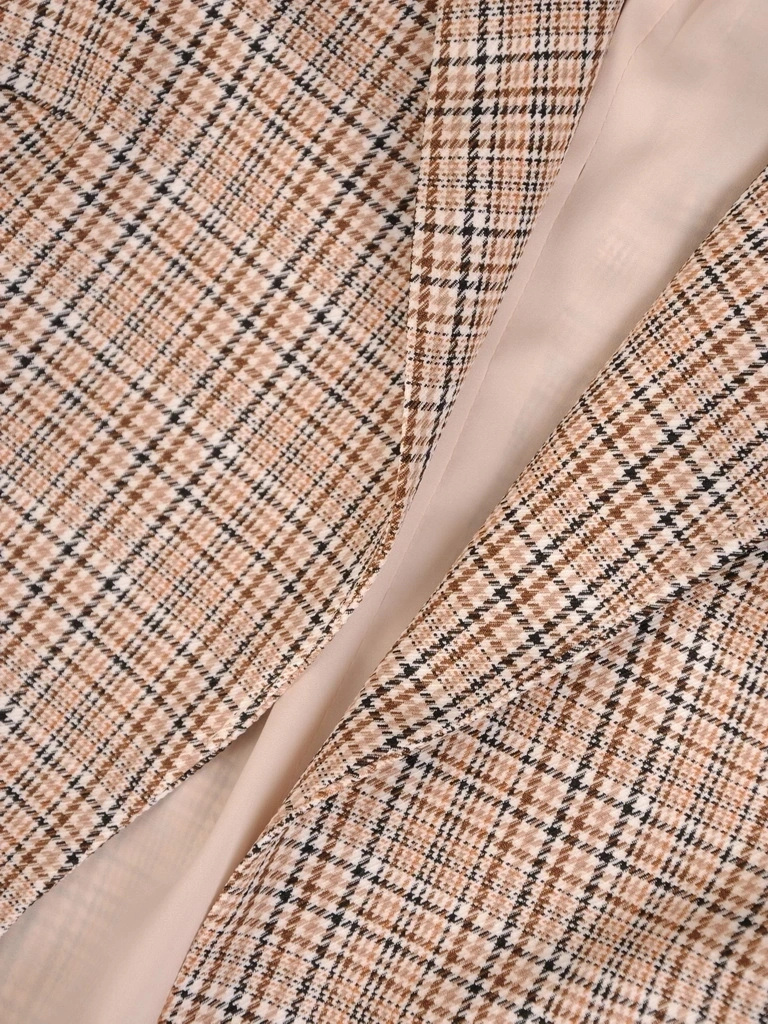 Elegancki żakiet damski do sukienki w kratę – prosty krój z rękawem 3/4 i ozdobnymi guzikami 30962