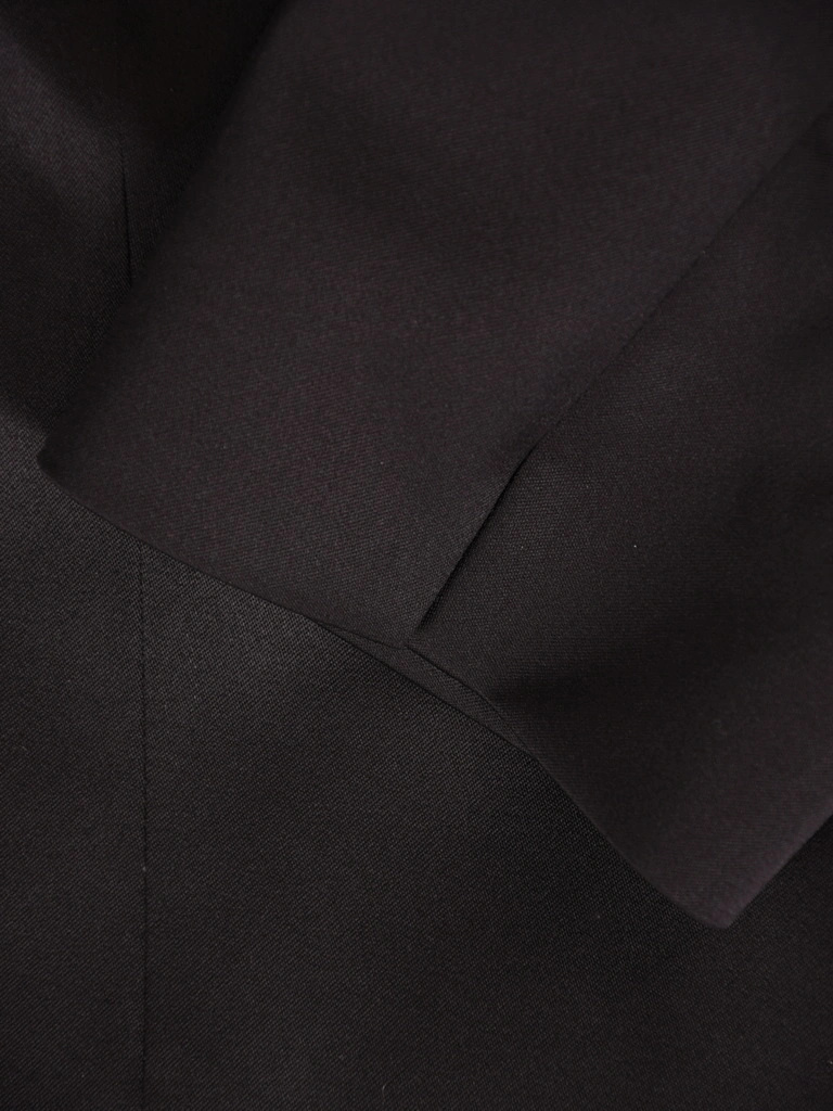 Elegancka czarna marynarka damska do sukienki – prosty krój z ozdobnym zapięciem i rękawem 3/4 5325