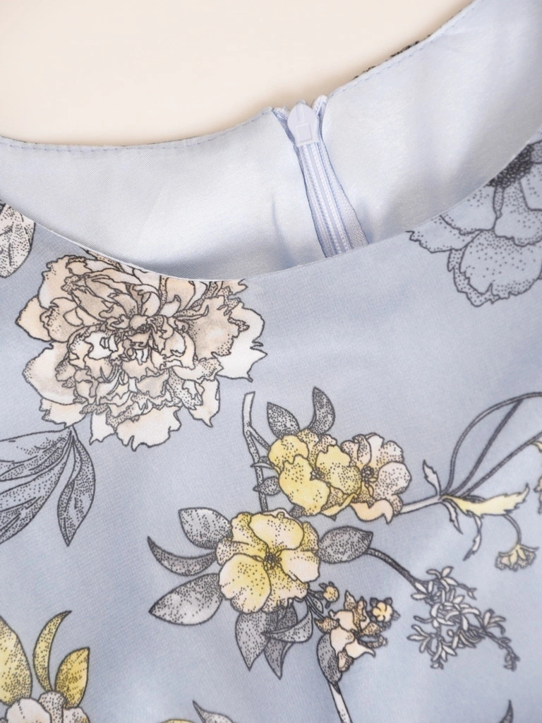 Elegancka sukienka maxi rozkloszowana w kwiaty – wysmuklający fason z plisowanym dołem 41200