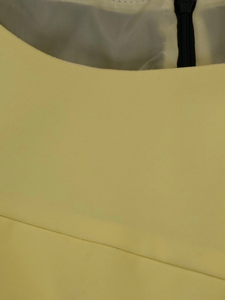 Prosta czarna sukienka midi z żółtym detalem – dekolt łódka i maskujące zakładki 10630