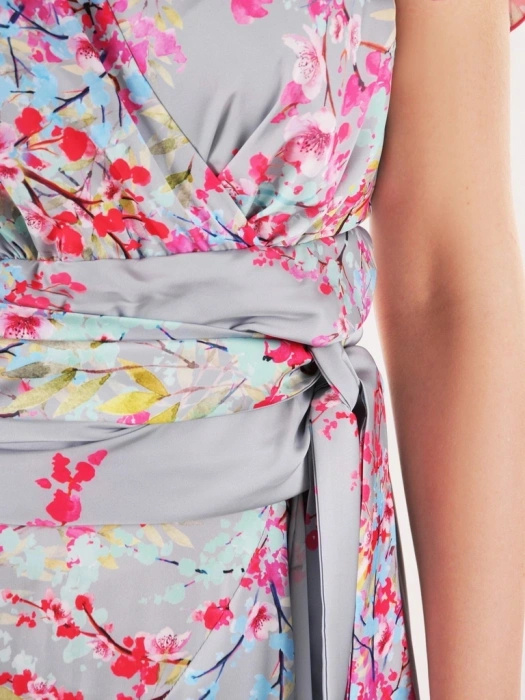 Elegancka sukienka na wesele maxi w kwiaty – rozkloszowany fason z kopertowym dekoltem 35877