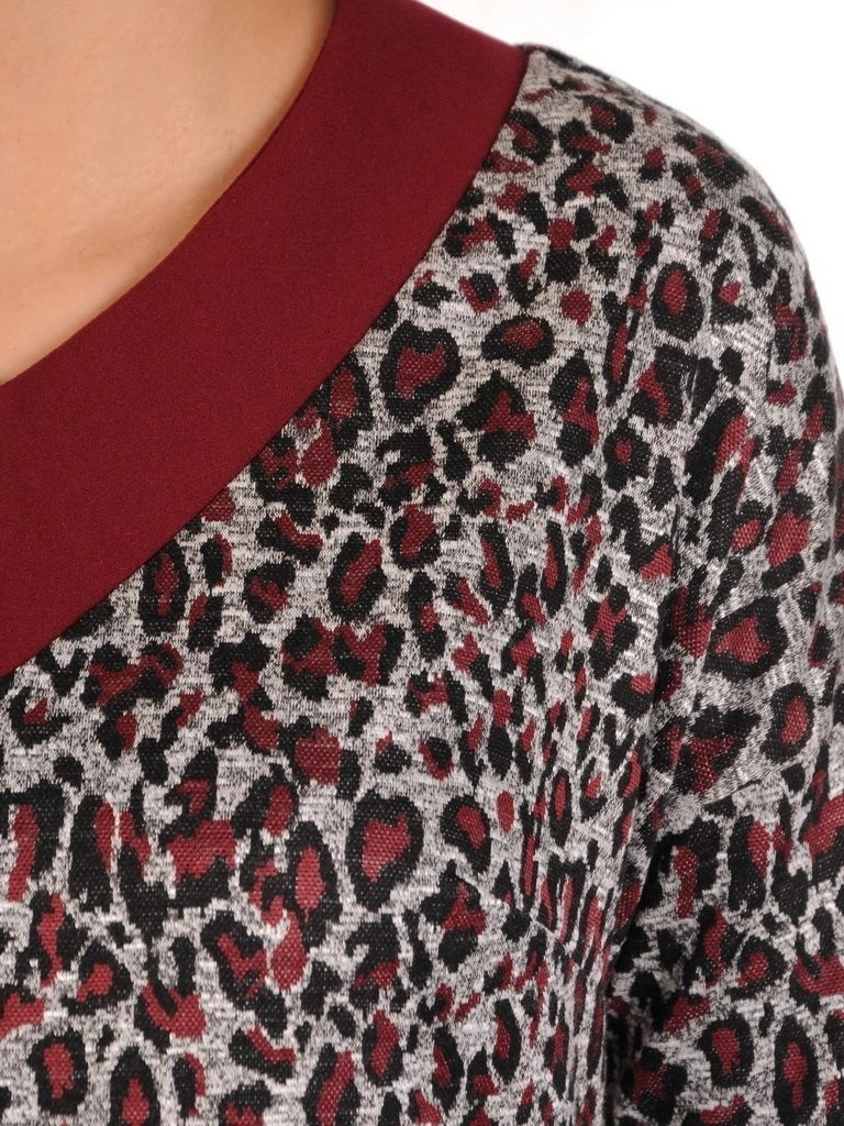 Wiśniowa sukienka tuba midi w zwierzęcy wzór – wygodny dekolt serek i kieszenie 28306