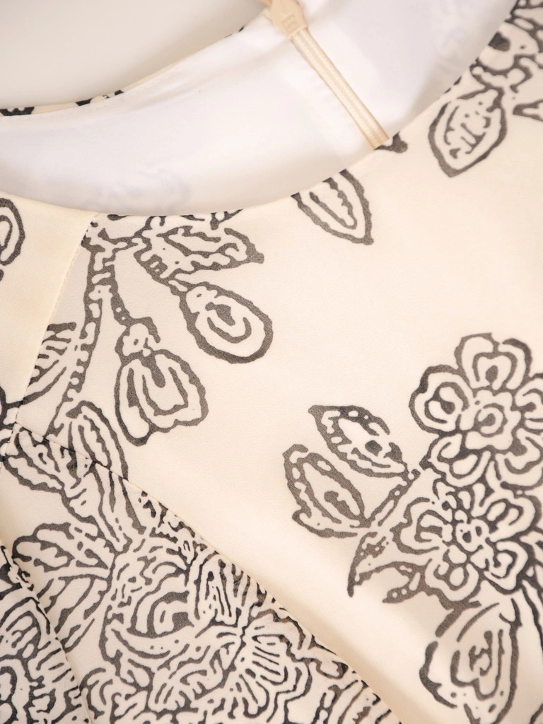 Kobieca sukienka rozkloszowana maxi w kwiaty – elegancki fason wysmuklający sylwetkę z rękawem 3/4 39329