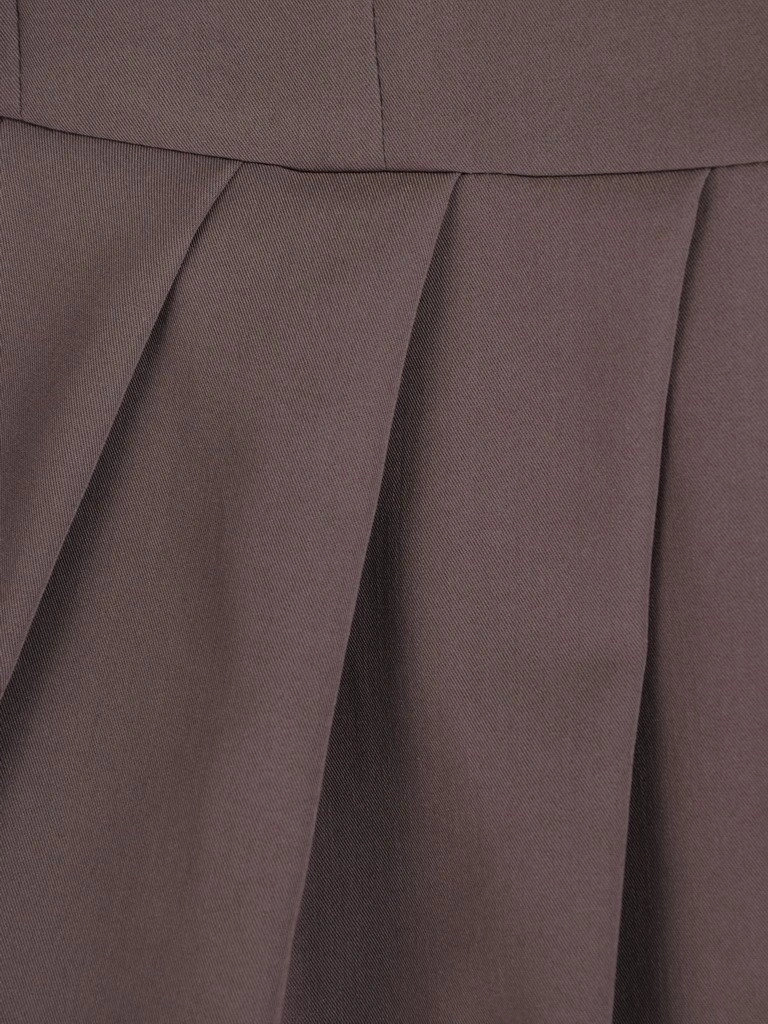 Wizytowa sukienka cappuccino o fasonie tulipana – modelujące sylwetkę kontrafałdy i dekolt w łódkę 1806
