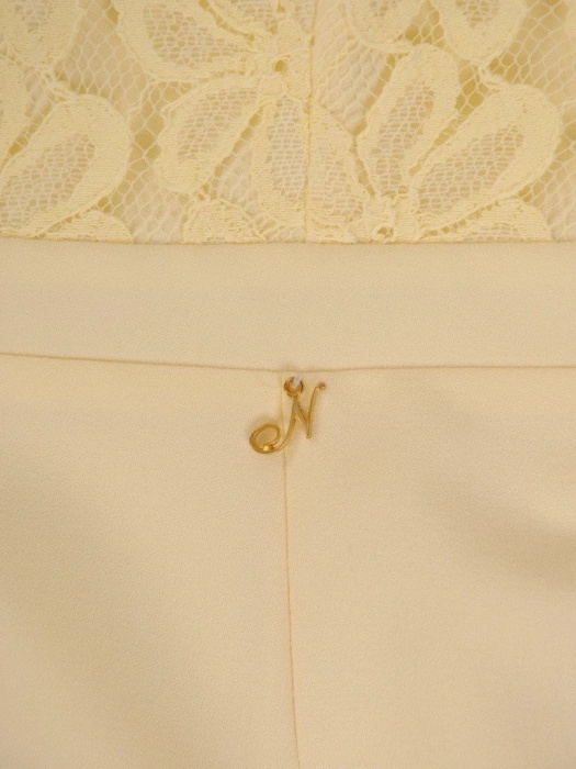 Elegancka żółta sukienka w kwiaty na wesele – prosty krój z dekoltem w serek wysmuklającym szyję 21482
