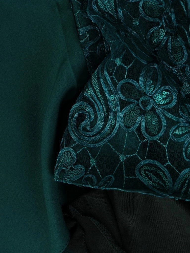Elegancka zielona sukienka trapezowa midi na przyjęcia – maskujący fason z koronkowej gipiury z cekinami 24810